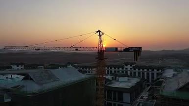 建筑工地吊塔夕阳视频的预览图
